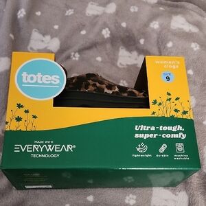 Totes Women's Leopard Clogs